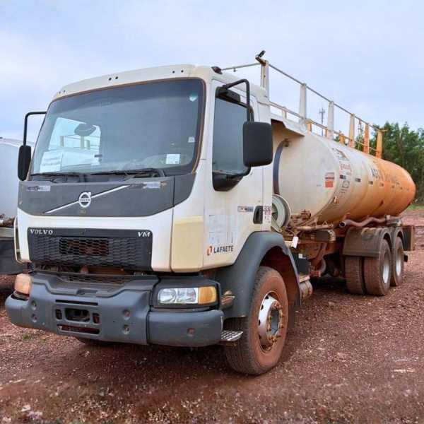 Caminhão Pipa Volvo VM330 2014 6x4 Impacto 20m³ Preço Reduzido